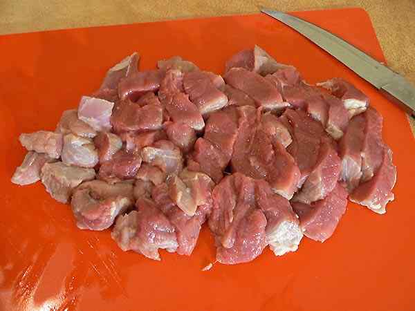 Нарезаем мясо кусочками
