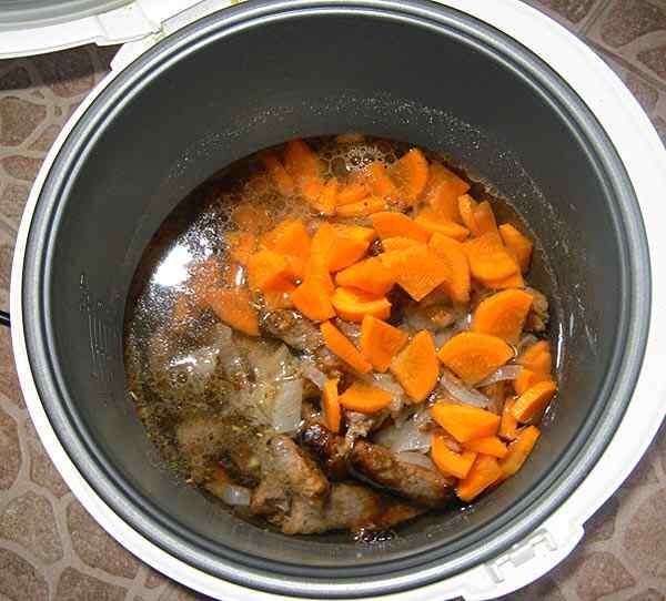 Доливаем к говядине с овощами воду