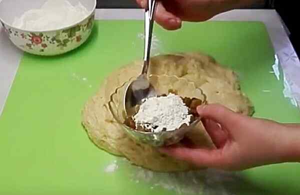 Смешиваем изюм с мукой