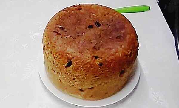 Вынимаем кулич из кастрюли