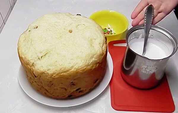 Покрываем кулич глазурью