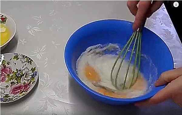 Смешиваем яйца с сахаром