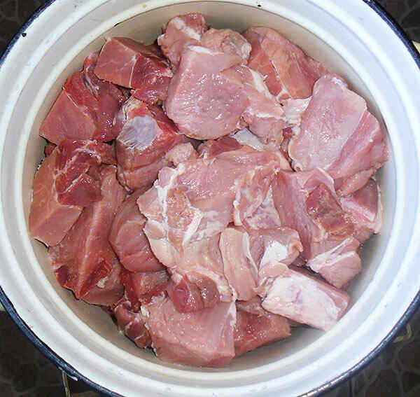 Складываем мясо в глубокую кастрюлю