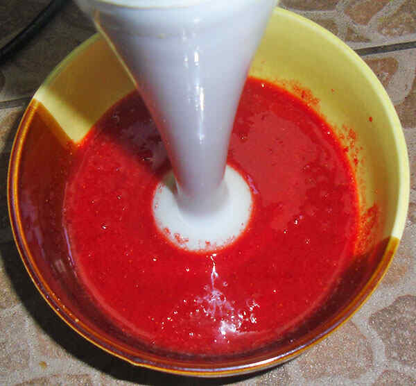 Взбиваем клубнику с сахаром