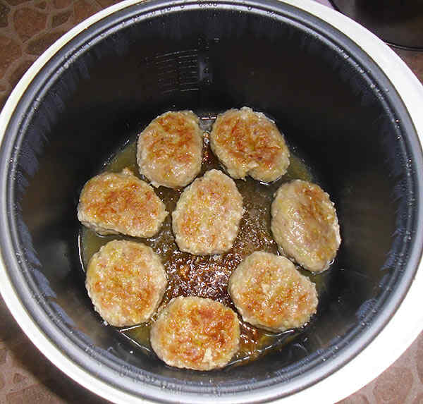Куриные котлеты в мультиварке с кабачком