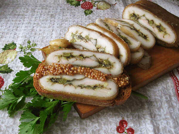 Свиной рулет из сала,зелени и горошка Свиной рулет в мультиварке