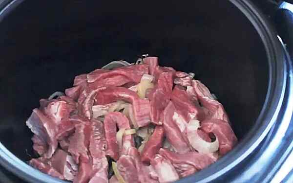 Добавляем в кастрюлю мясо