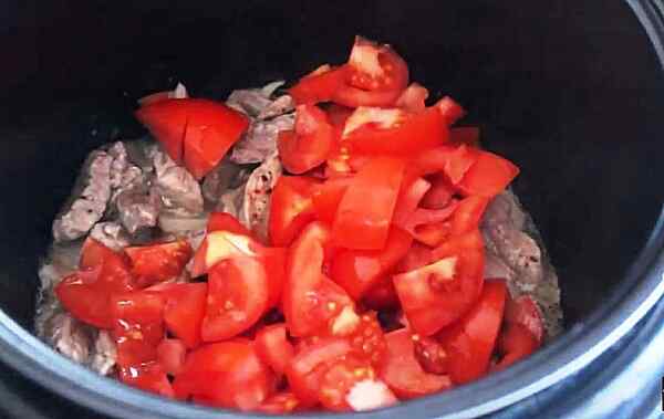 Добавляем к мясу помидоры