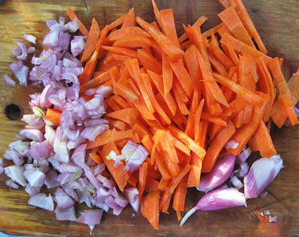 Режем лук и морковь