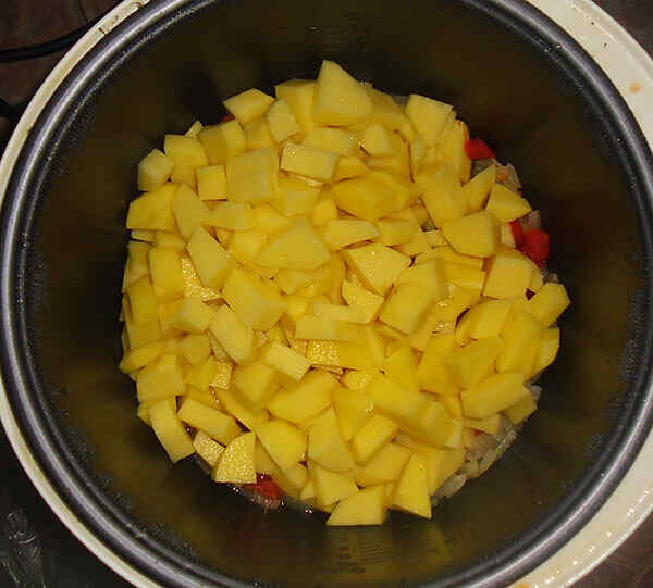 Нарезаем картофель кусочками