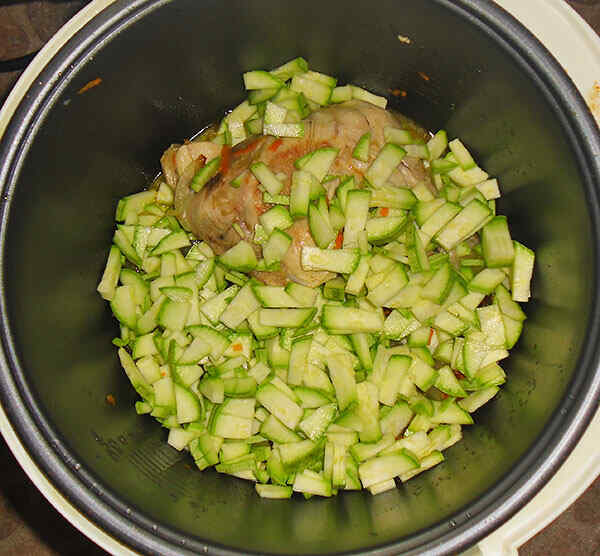 Куриное филе тушеное с кабачками в мультиварке