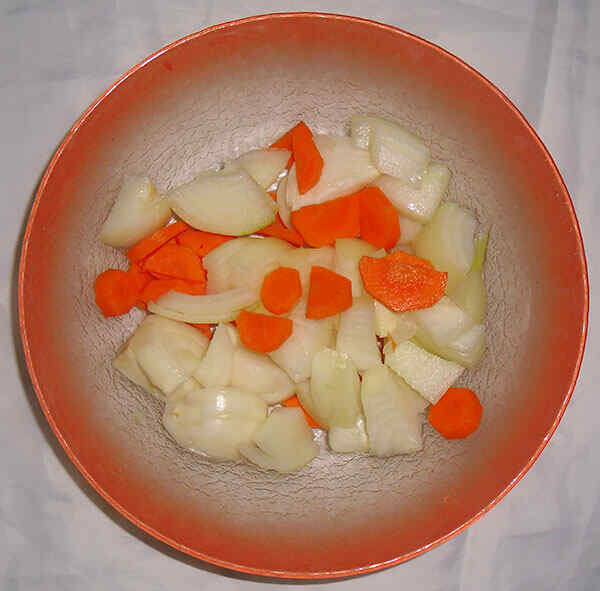 Режем лук и морковь для приготовления фарша