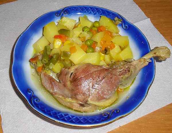 Утка с картошкой и овощами