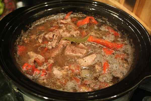 Вкусный гуляш из говядины с подливкой