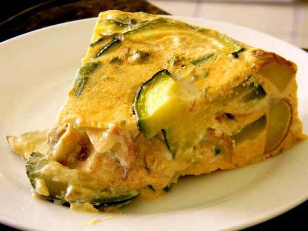 Пышный омлет с кабачками и колбасой на сковороде