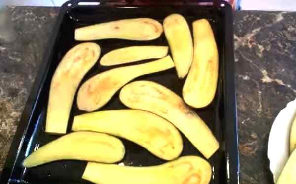Баклажанные рулетики с сыром и чесноком