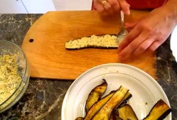 Баклажановые рулетики с сыром и чесноком