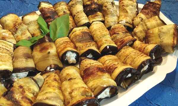 Баклажанные рулетики с сыром и чесноком Баклажанные рулетики с сыром и чесноком