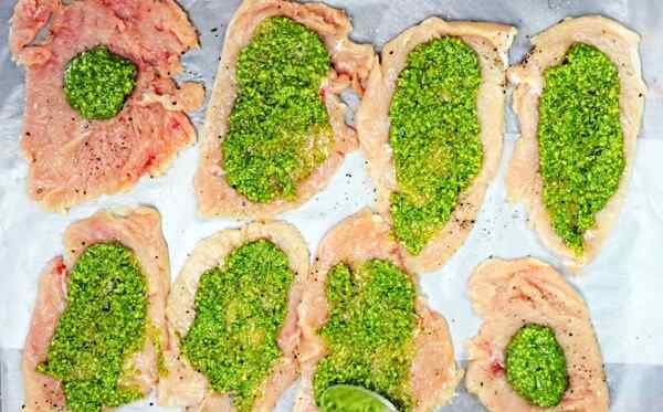 Куриные рулетики с соусом песто
