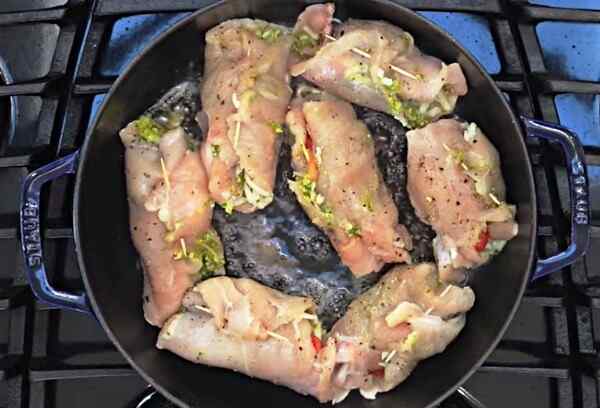 Куриные рулетики с сыром и помидорами