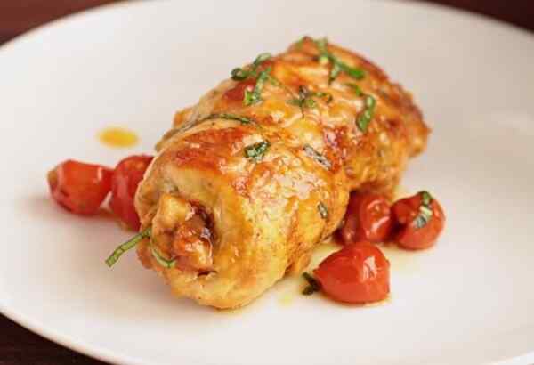 Запеченные куриные рулетики с сыром и помидорами
