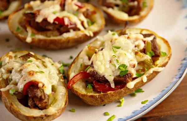 Запеченная картошка с мясом, перцем и сыром Запеченная картошка с мясом, перцем и сыром