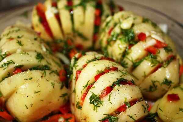Картошка гармошка в духовке с сыром и сладким перцем Картошка гармошка в духовке с сыром и сладким перцем