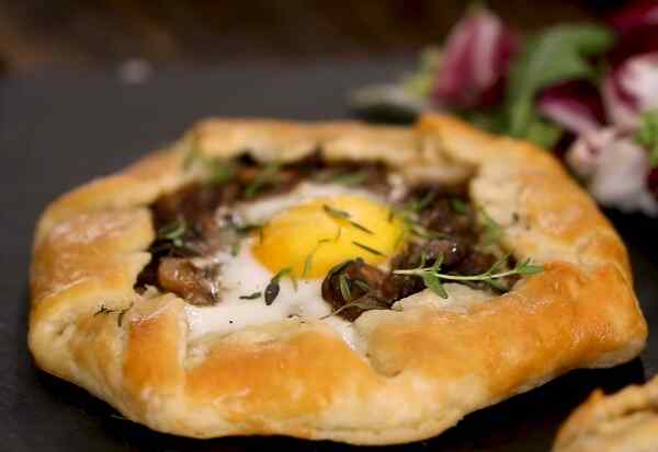 Простой пирог с грибами, сыром и яйцом