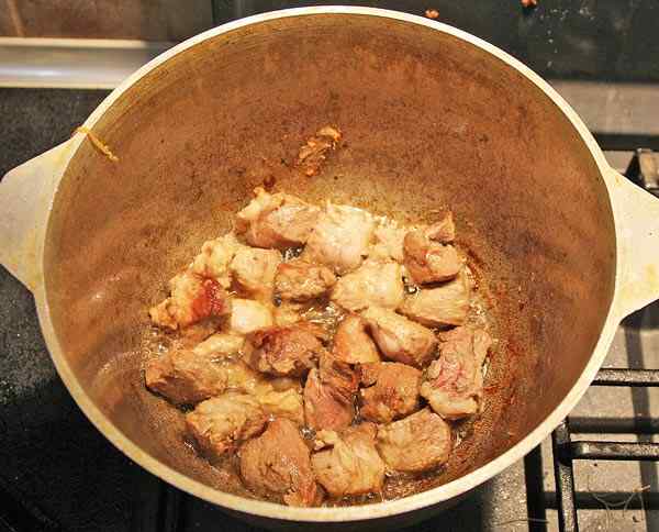 Плов из свинины в горшочке в духовке