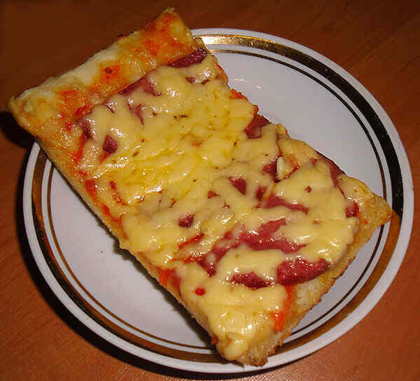 Простая домашняя пицца с колбасой и сыром