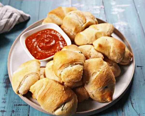 Быстрые слойки с сыром и чесноком Быстрые слойки с сыром и чесноком