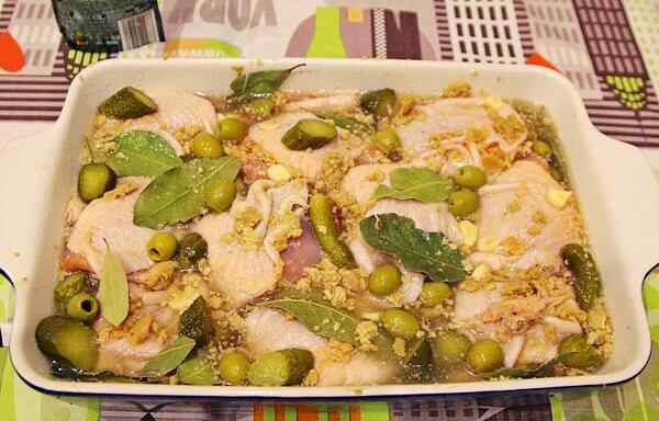 Как вкусно запечь куриные бедра в духовке