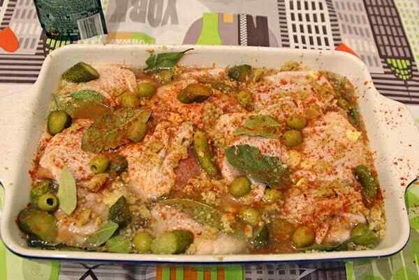 Оливки и корнишоны дадут мясу приятную кислинку