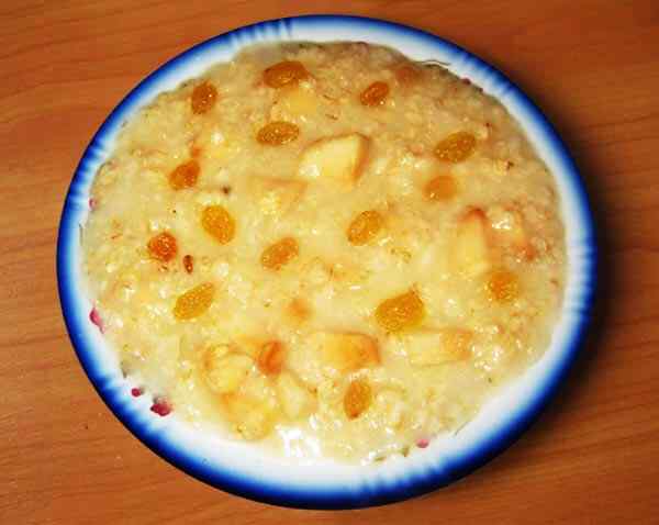 Сладкая овсяная каша на воде с изюмом и яблоками Как сварить овсяную кашу без молока в мультиварке