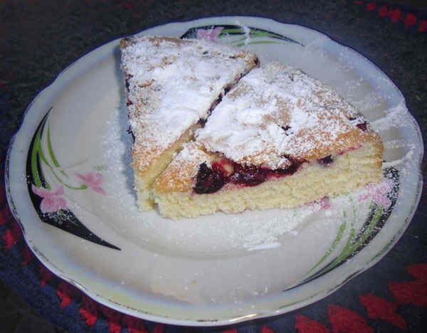 Шарлотка с ягодами (смородиной и изюмом)