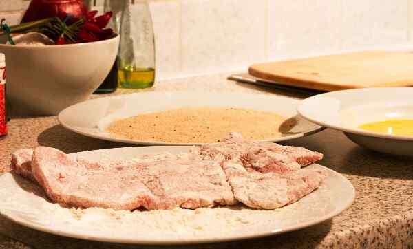 Отбивные из куриной грудки в кляре