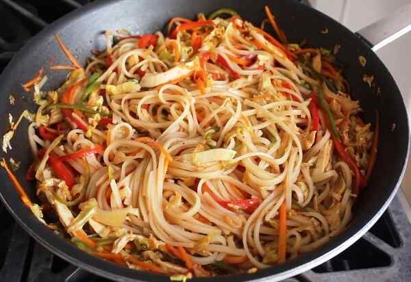 Рисовая лапша с мясом и овощами