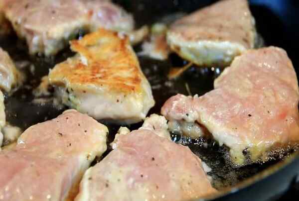 Обжариваем мясо до золотистой корочки