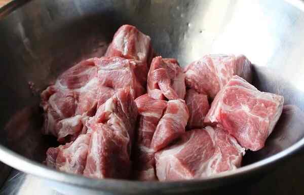 Нарезаем свинину крупными кусками