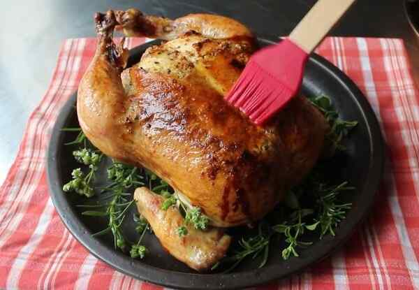 Смазываем курицу соками из сковороды