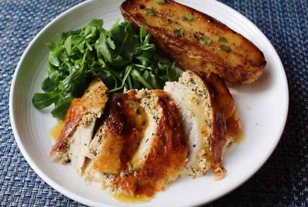 Как вкусно запечь целую курицу в духовке