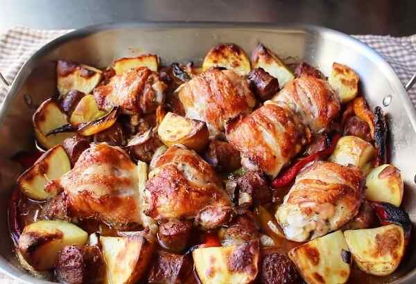 Запеченная картошка с курицей в духовке с майонезом и сыром