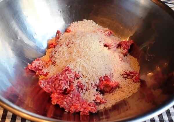 Готовим фарш из риса, мяса и поджарки