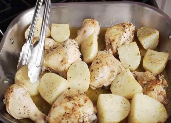Вкусное жаркое из курицы с картошкой