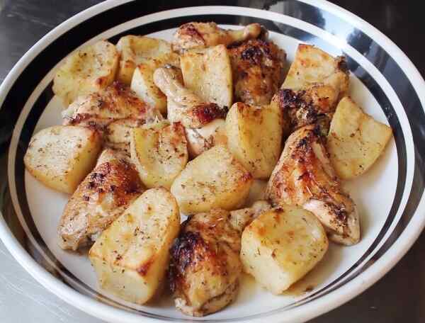 Вкусное жаркое из курицы с картошкой в духовке Жаркое из курицы с картошкой рецепт с фото
