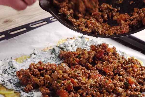 Картофельный рулет с мясным фаршем в духовке