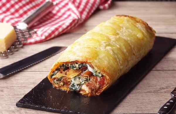 Запеченный картофельный рулет с фаршем и сыром Запеченный картофельный рулет с фаршем и сыром