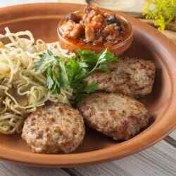 Котлеты из смешанного фарша с сыром и капустой