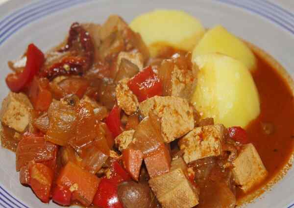 Мясо тушеное с пивом, колбасой и овощами Тушеная говядина с овощами