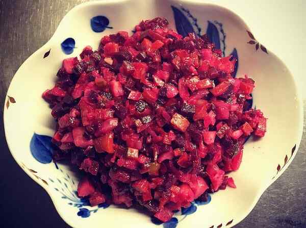 Салат из вареной свеклы и моркови с сельдью Салаты из свеклы вареной рецепты простые